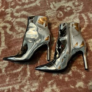 Thalia Sodi SZ 6 M Rylie silver zippered ankle heeled boots